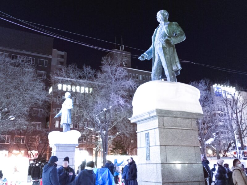 さっぽろ雪まつり2026年10丁目会場の黒田清隆像とホーレス・ケプロン像