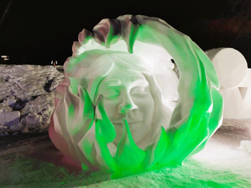 さっぽろ雪まつり2026年11丁目会場の国際雪像その１（夜）