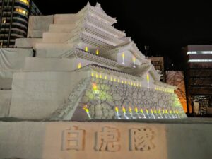 さっぽろ雪まつり2026年8丁目会場の大雪像(鶴ヶ城の夜)