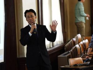 北海道庁旧本庁舎（赤れんが庁舎）の会議室でセミナー講師を務める筆者