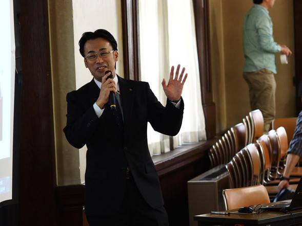 北海道庁旧本庁舎（赤れんが庁舎）の会議室でセミナー講師を務める筆者