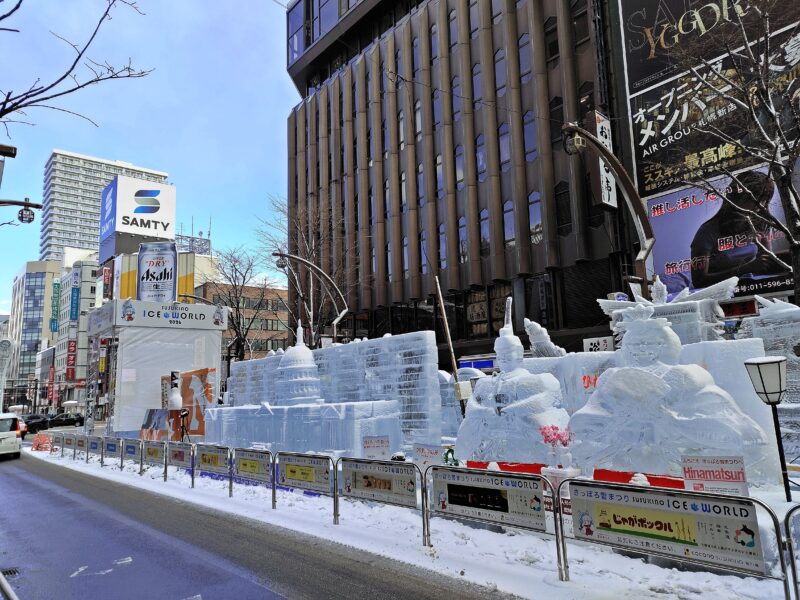 昼の2026年さっぽろ雪まつりのすすきの会場の様子