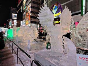 夜の2026年さっぽろ雪まつりのすすきの会場の様子