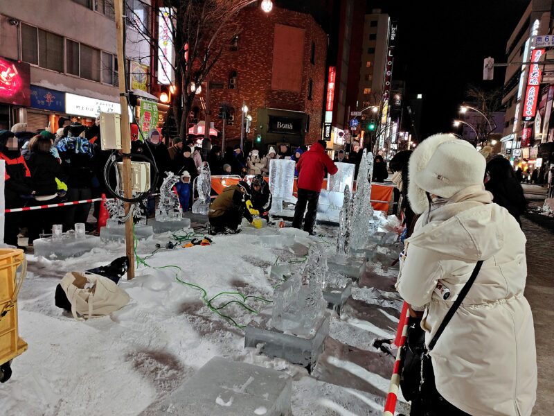 2026年さっぽろ雪まつりのすすきの会場の氷彫刻実演コーナー