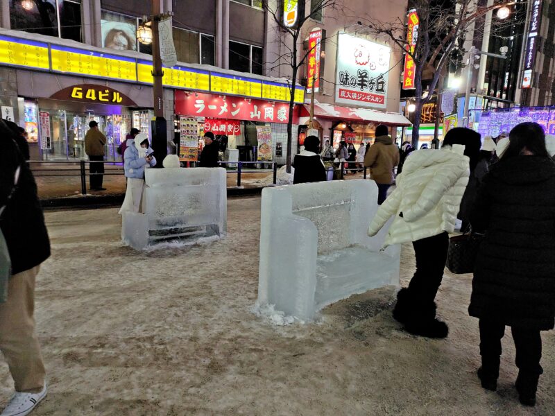 2026年さっぽろ雪まつりのすすきの会場の氷のベンチ