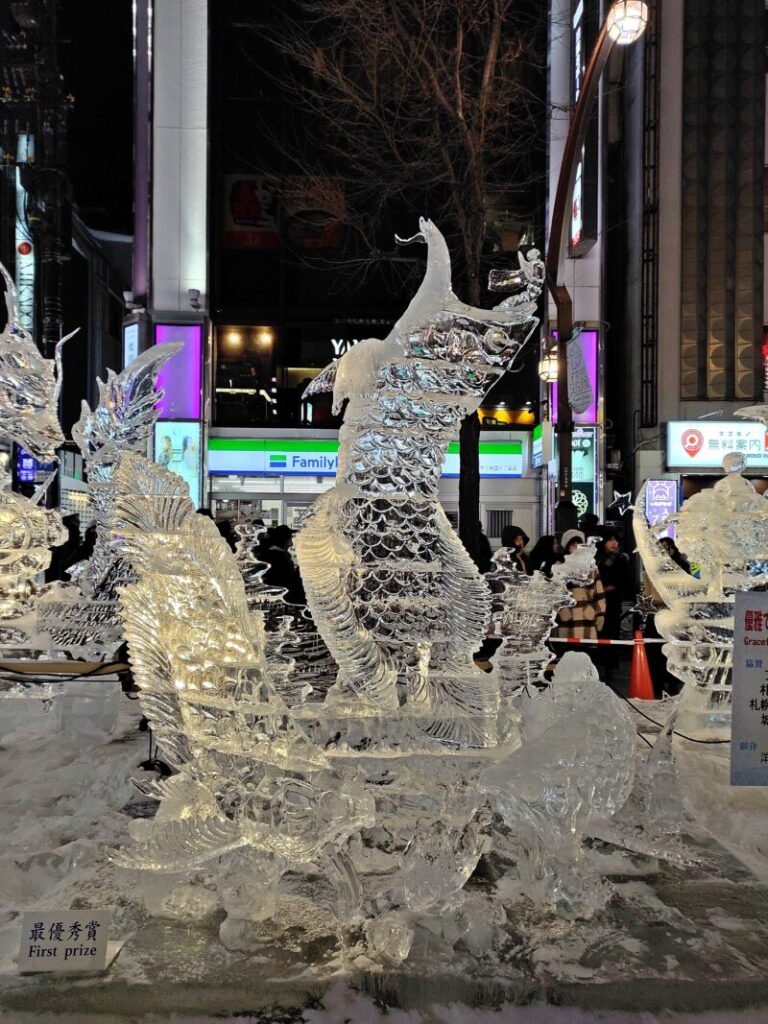 2026年さっぽろ雪まつりの氷彫刻コンクールの最優秀賞作品「優雅でダイナミック～アロワナ～」
