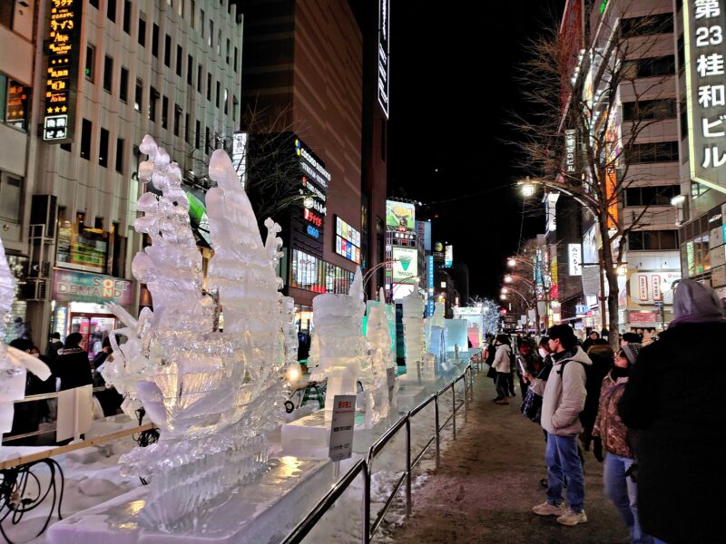 夜の2026年さっぽろ雪まつりのすすきの会場の様子