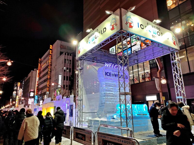 夜の2026年さっぽろ雪まつりのすすきの会場の様子
