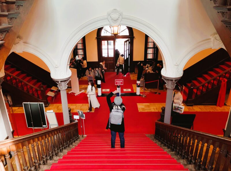 北海道庁旧本庁舎（赤れんが庁舎）１階のエントランスを見下ろす