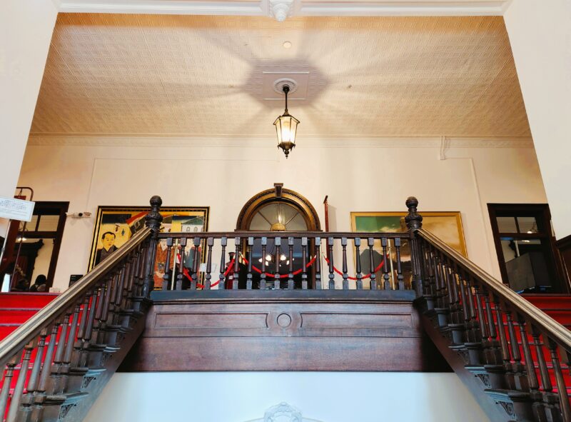 北海道庁旧本庁舎（赤れんが庁舎）の1階と2階の間の踊り場から2階を見る