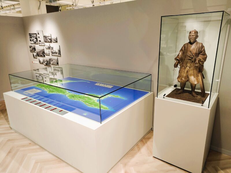 南樺太の地図模型と間宮林蔵の像