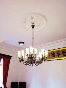 豊平館2階広間のシャンデリア