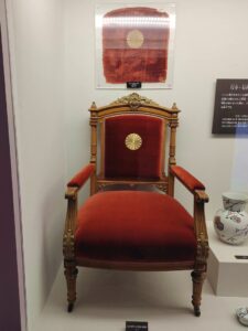 豊平館に展示の菊の御紋の椅子
