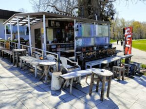 前田森林公園管理事務所に隣接したカフェの全景