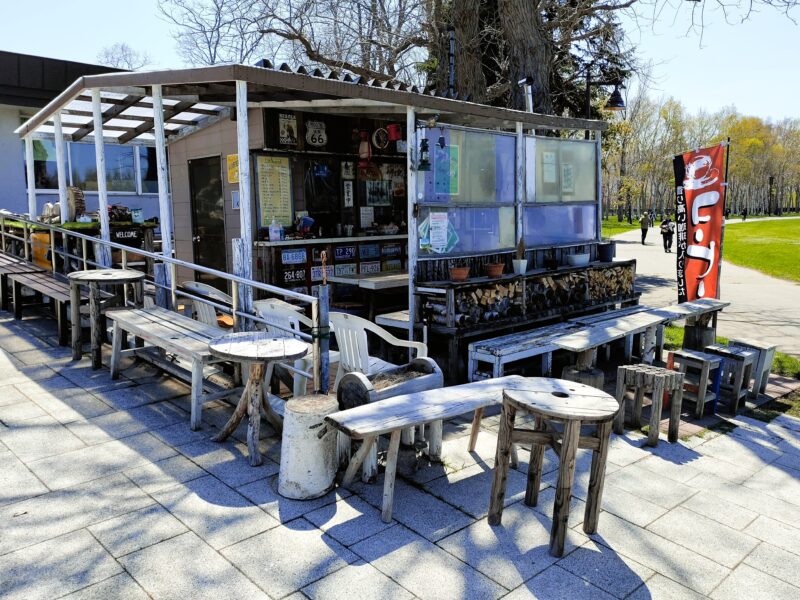 前田森林公園管理事務所に隣接したカフェの全景