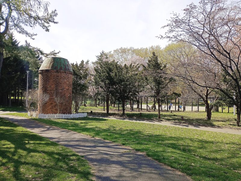 前田公園のサイロのある風景