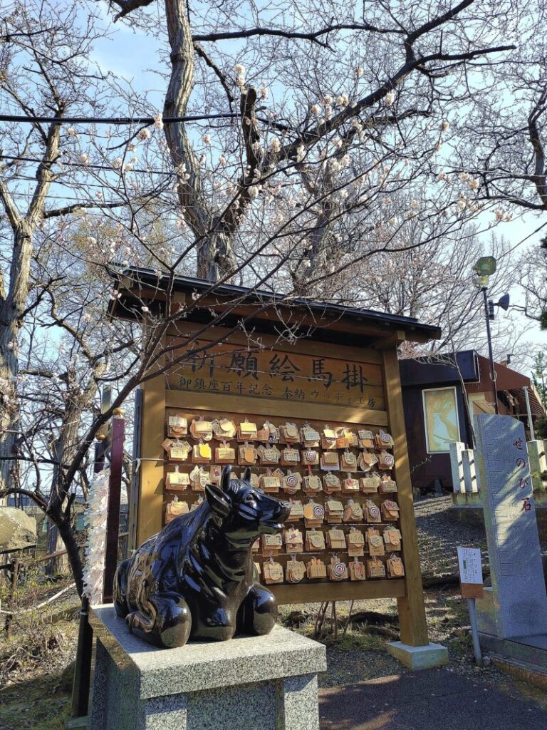 手稲神社の撫で牛と絵馬掛け