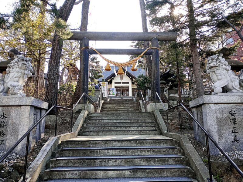 手稲神社の鳥居と社殿