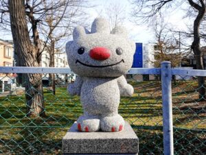 手稲神社の「ていぬ」石像。