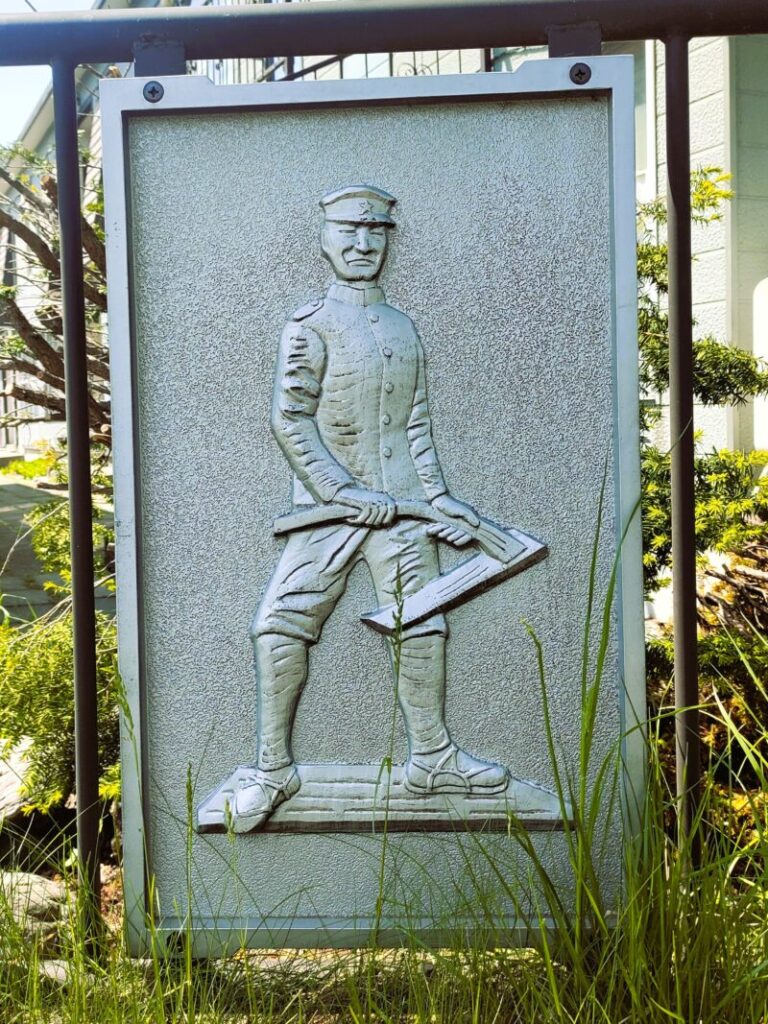 山鼻屯田兵の像を模したレリーフ