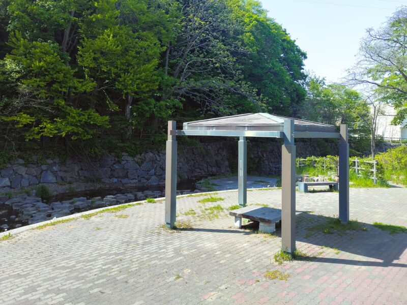 山鼻川緑地の散策ゾーンにある東屋