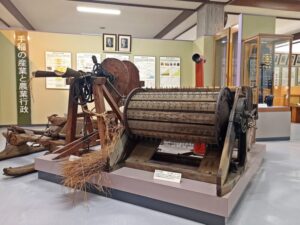 手稲記念館に展示の足踏み脱穀機
