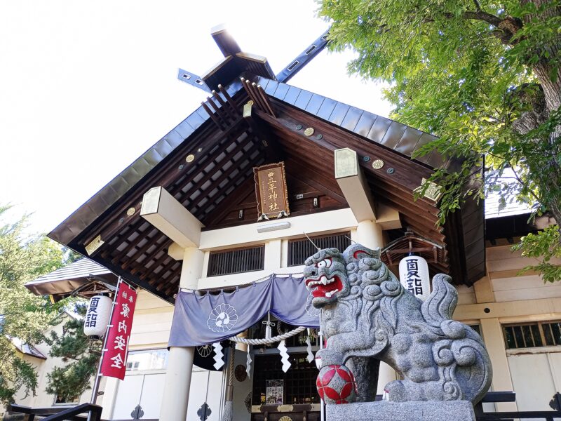 豊平神社の社殿と狛犬