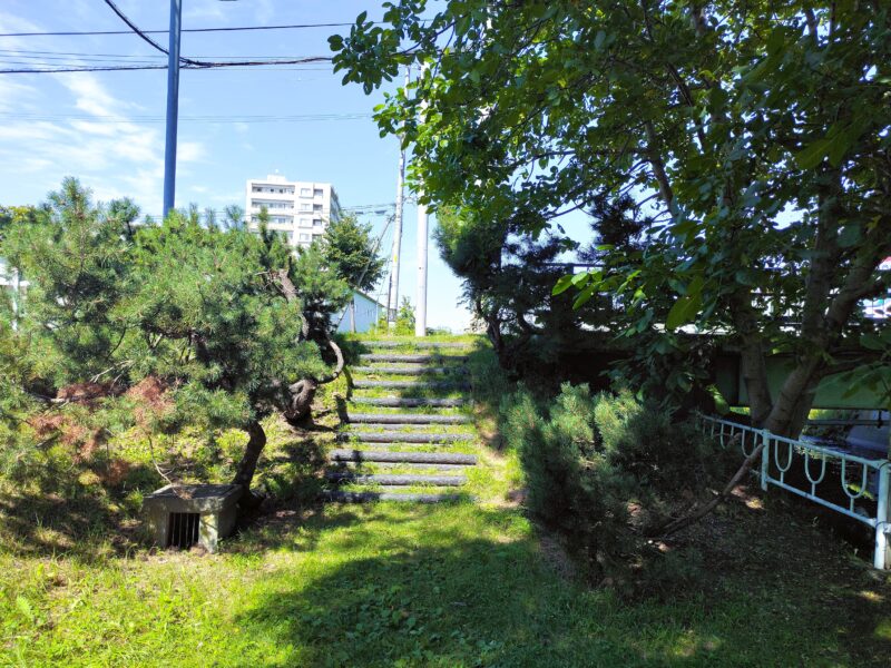 月寒河畔緑地(国道12号線に出たところ)