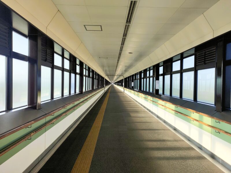JR平和駅の長い連絡通路