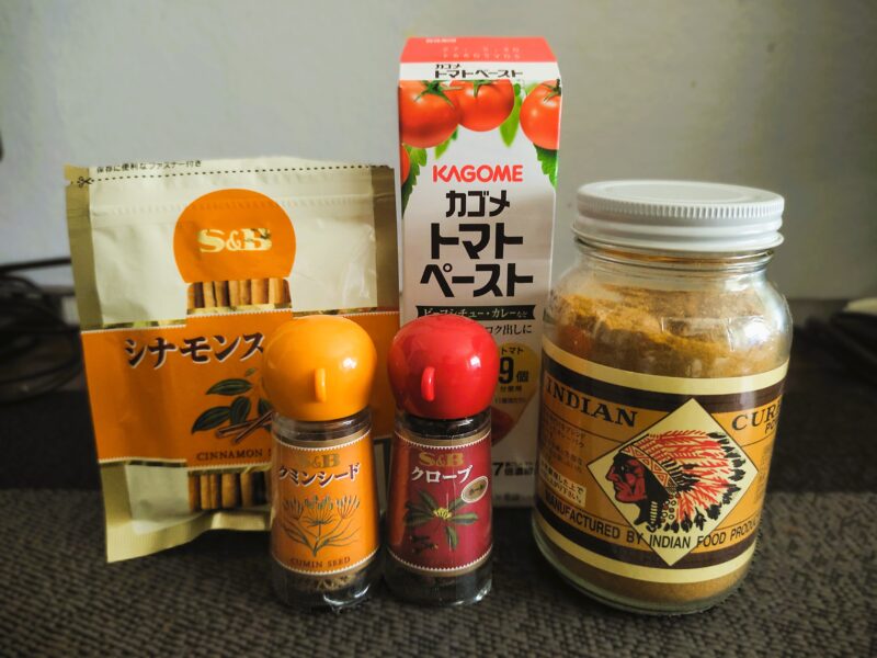 自家製チキンカレーのスパイス類
