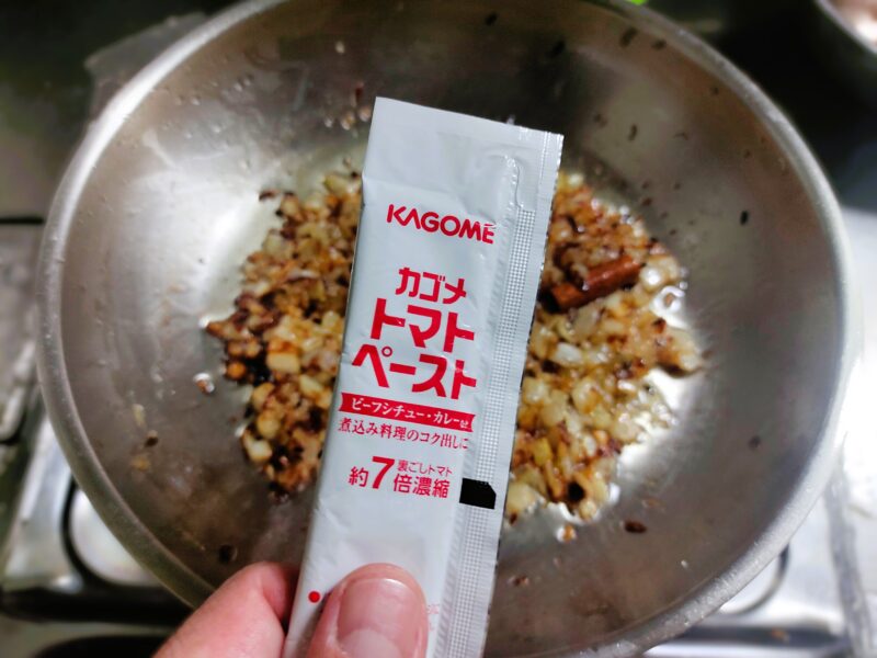 トマトペーストを投入する