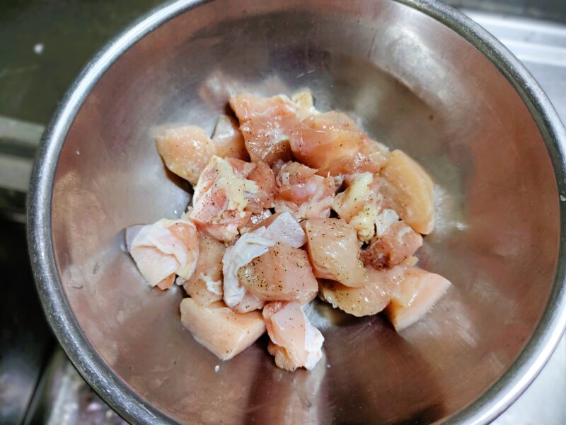 鶏肉に下味をつける