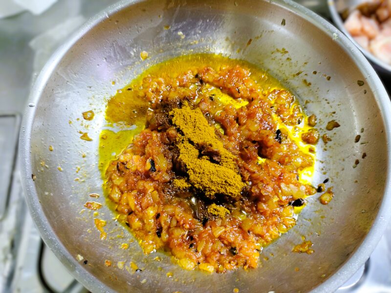カレー粉を加える