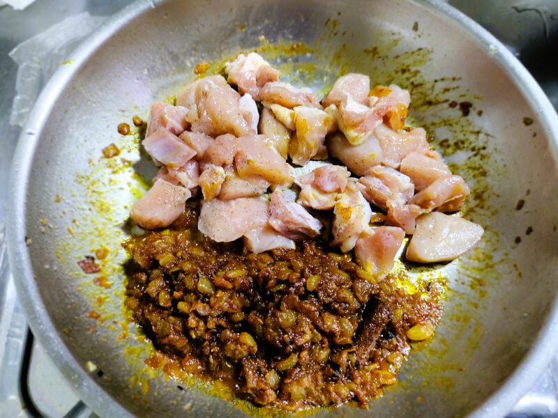 鶏肉をフライパンに投入する