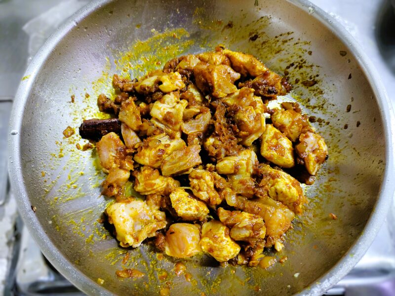 鶏肉とカレーペーストがなじんだ状態