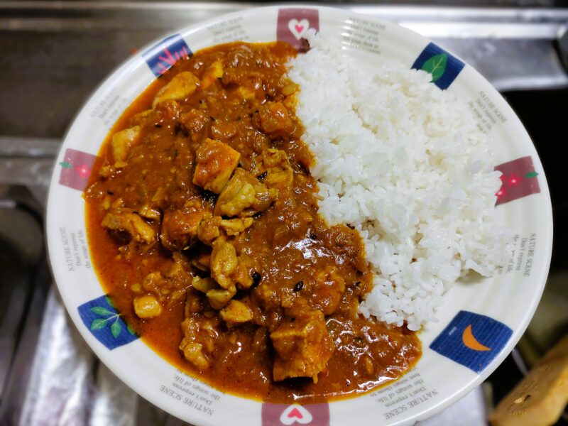 皿に盛り付けた自家製チキンカレー