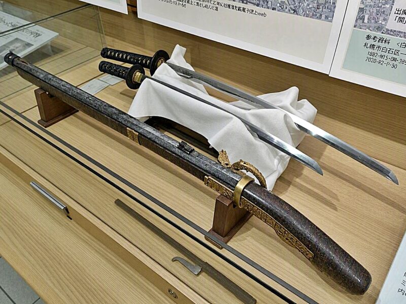 白石郷土館に展示の火縄銃と刀