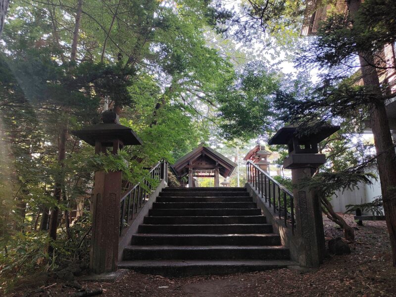 白石神社の境内