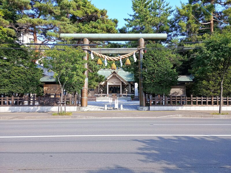 白石神社の鳥居と社殿