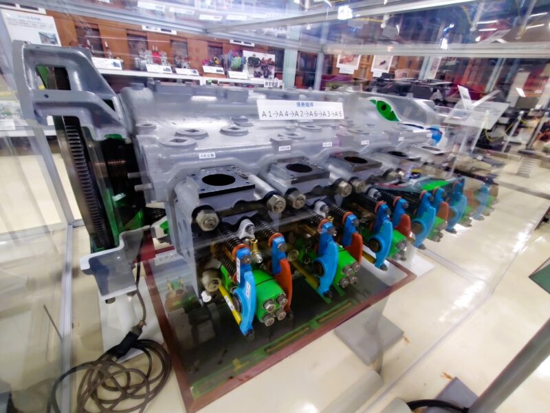 気動車エンジンのカットモデル