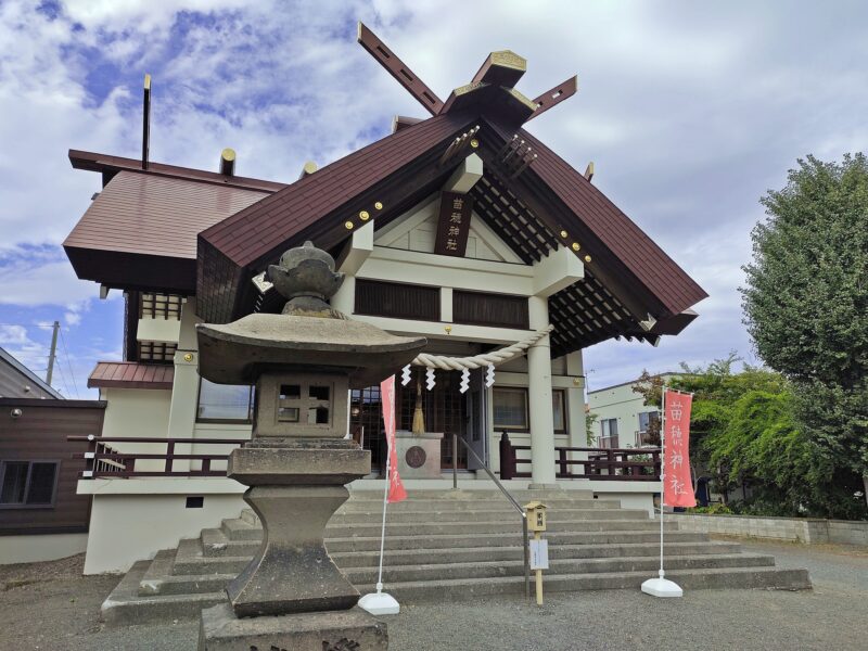 苗穂神社の社殿と石灯籠